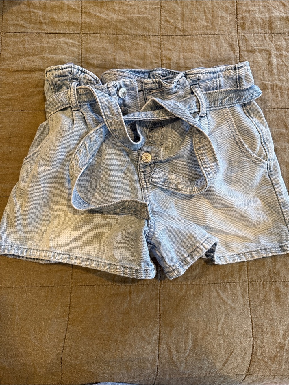 American Eagle Light Wash Denim Paperbag Waist Shorts with Belt (Size 8)